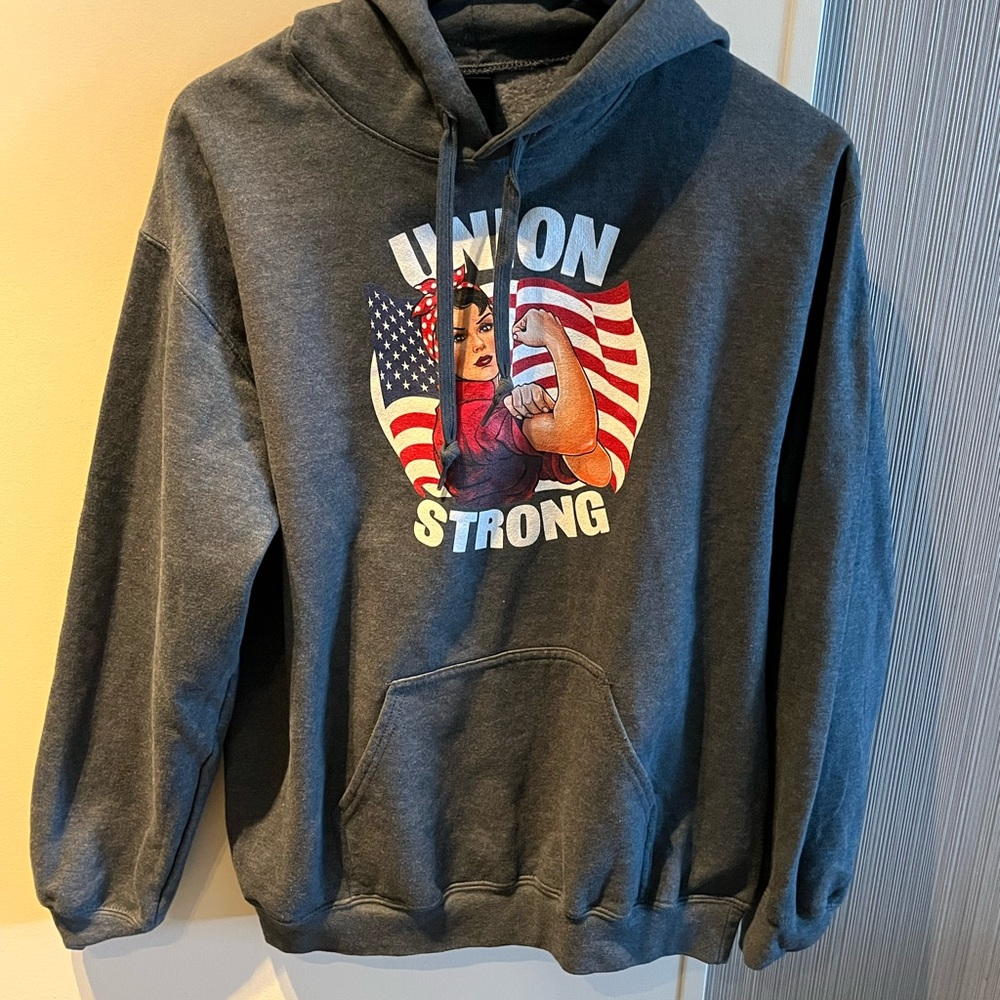 Gildan Union Strong Graphic Hoodie - Charcoal